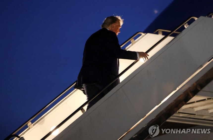 귀국길에 오른 트럼프 미국 대통령
[로이터=연합뉴스. 재판매 및 DB 금지]