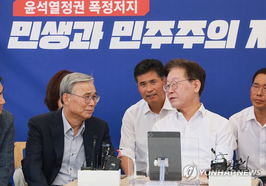이야기 나누는 이재명-이종석
(서울=연합뉴스) 한종찬 기자 = 더불어민주당 이재명 대표가 6일 국회 앞 단식투쟁 천막에서 이종석 전 통일부 장관과 대화를 나누고 있다. 2023.9.6 saba@yna.co.kr