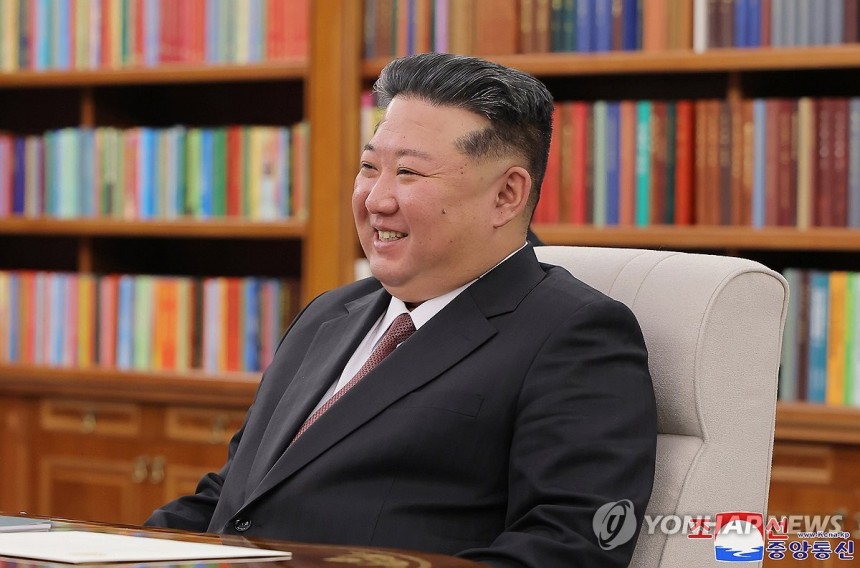 김정은, 러 쇼이구 만나 우크라이나 문제 등 논의
(평양 조선중앙통신=연합뉴스) 러시아 대통령 푸틴의 위임으로 북한을 방문한 러시아 쇼이구 안전이사회 서기장이 4일 김정은 국무위원장을 평양에서 만나 우크라이나 문제 