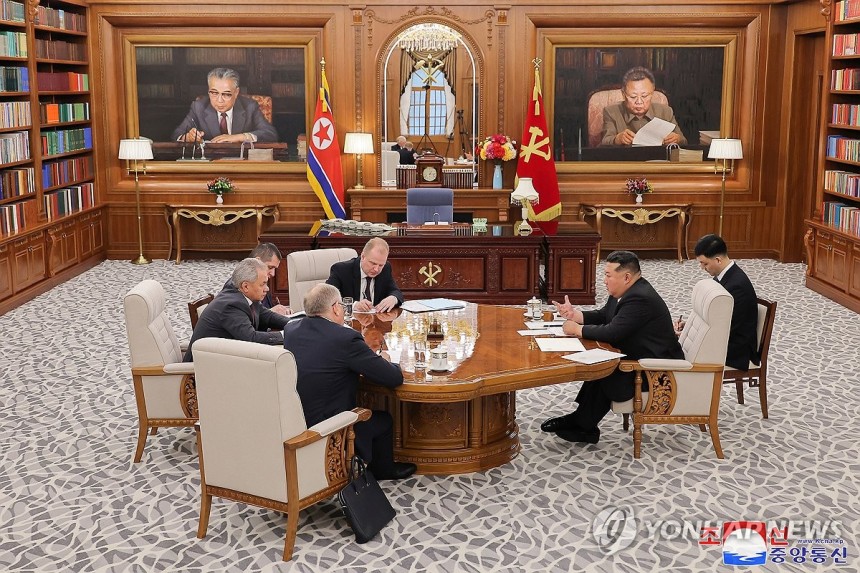 김정은, 러 쇼이구 만나 우크라이나 문제 등 논의
(평양 조선중앙통신=연합뉴스) 러시아 대통령 푸틴의 위임으로 북한을 방문한 러시아 쇼이구 안전이사회 서기장이 4일 김정은 국무위원장을 평양에서 만나 우크라이나 문제 
