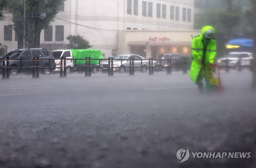 비 내려도 묵묵히
(서울=연합뉴스) 신현우 기자 = 16일 폭우가 쏟아진 서울 서대문구에서 환경미화원이 인도를 청소하고 있다. 2025.6.16 nowwego@yna.co.kr