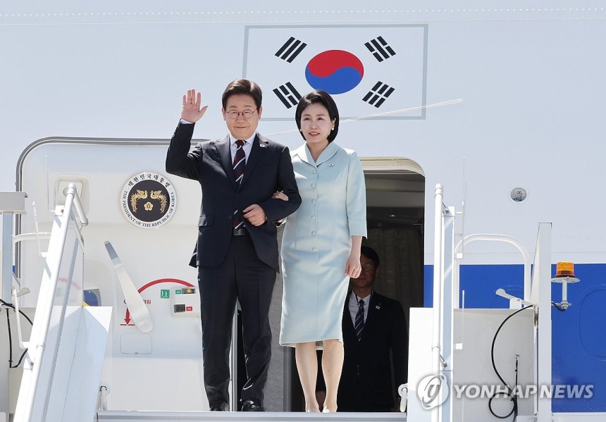 이재명 대통령, G7 정상회의 캐나다 도착
(캘거리[캐나다]=연합뉴스) 한상균 기자 = 51차 주요 7개국(G7) 정상회의에 참석하는 이재명 대통령이 16일(현지시간) 캐나다 앨버타주 캘거리국제공항에 도착해 김혜경 