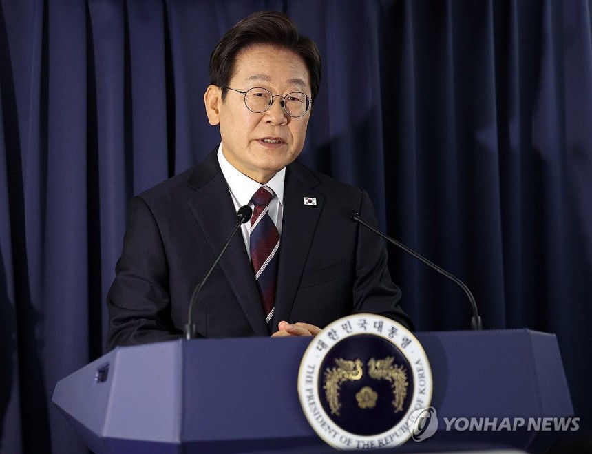 이재명 대통령, G7 순방 기내 기자간담회
(캘거리[캐나다]=연합뉴스) 한상균 기자 = 이재명 대통령이 16일(현지시간) 주요 7개국(G7) 정상회의 참석을 위해 캐나다 앨버타주 캘거리로 향하며 공군 1호기에서 기자