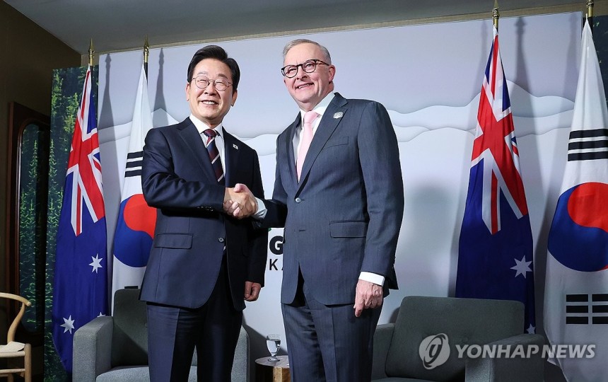 이재명 대통령, 한·호주 정상회담
(캘거리[캐나다]=연합뉴스) 홍해인 기자 = 51차 주요 7개국(G7) 정상회의에 참석한 이재명 대통령이 16일(현지시간) 캐나다 앨버타주 캘거리의 한 호텔에서 앤서니 앨버니지 호주