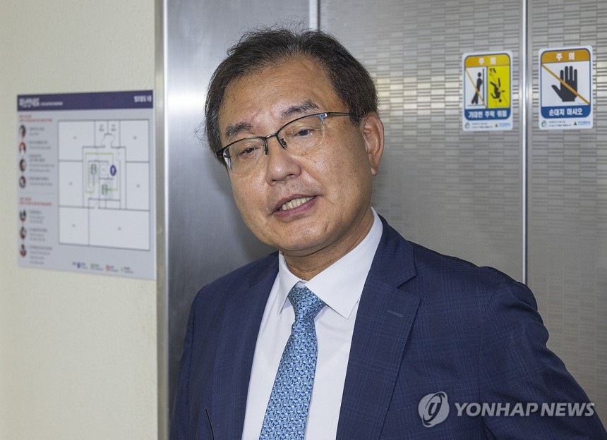 이명현 특별검사, "오늘 중 특검 후보자 대통령실에 제출"
(서울=연합뉴스) 황광모 기자 = 순직 해병 수사 방해 의혹 사건을 수사하는 이명현 특별검사가 17일 서울 서초구 자신의 사무실에 출근하다 취재진과 만나 인