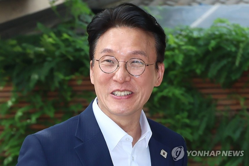 김민석 국무총리 후보자 출근
(서울=연합뉴스) 이정훈 기자 = 김민석 국무총리 후보자가 17일 서울 종로구 통의동 금융감독연수원에 마련된 청문회 준비단 사무실로 출근하고 있다. 2025.6.17 uwg806@yna.