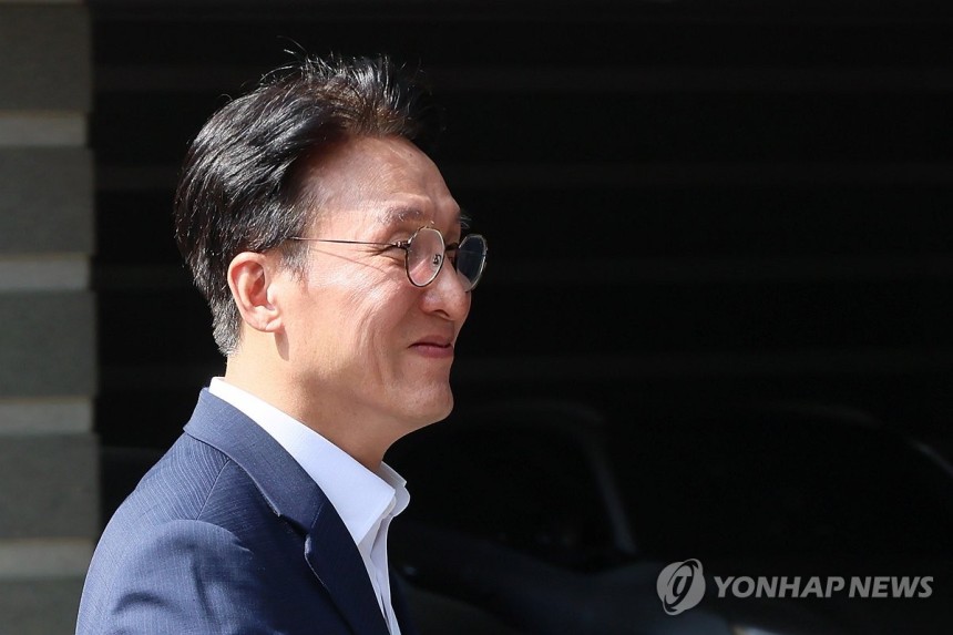 김민석 국무총리 후보자 출근
(서울=연합뉴스) 이정훈 기자 = 김민석 국무총리 후보자가 17일 서울 종로구 통의동 금융감독연수원에 마련된 청문회 준비단 사무실로 출근하고 있다. 2025.6.17 uwg806@yna.
