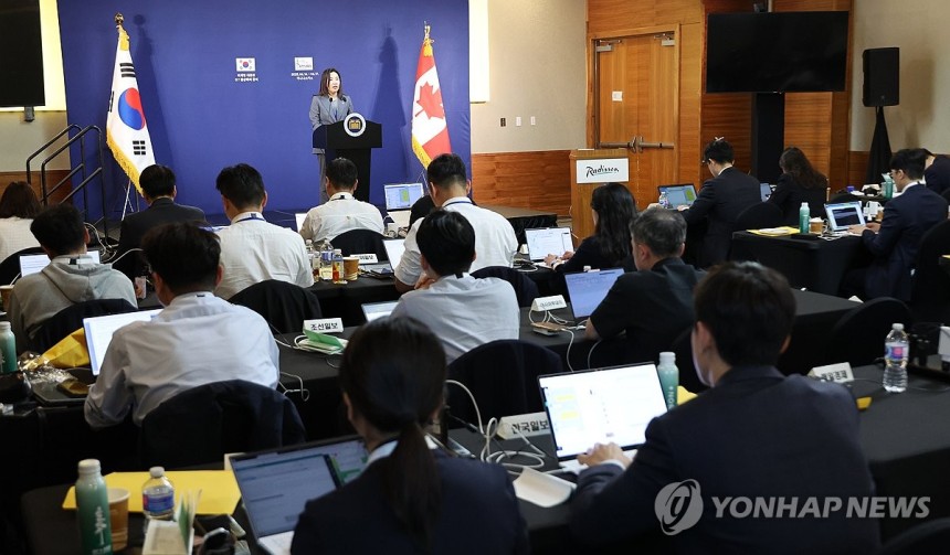 강유정 대변인, 이재명 대통령 G7 순방 브리핑
(캘거리=연합뉴스) 한상균 기자 = 강유정 대통령실 대변인이 16일(현지시간) 캐나다 앨버타주 캘거리 한 호텔의 한국 프레스센터에서 이재명 대통령의 주요 7개국(G7)