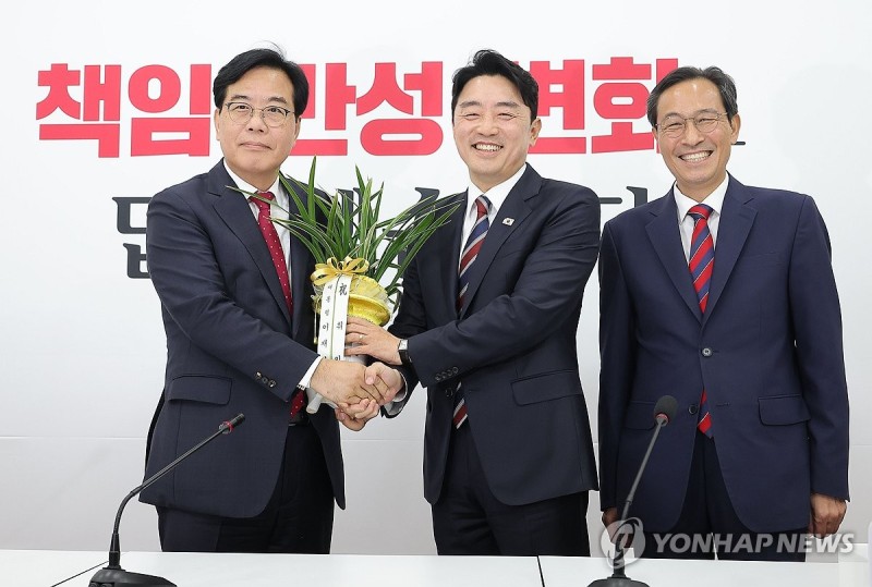李<b>대통령</b>, <b>여야 원내대표</b> 오찬 제안…강훈식 비서실장 통해 초청
