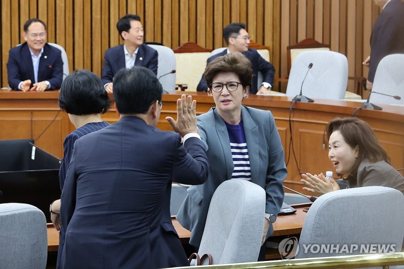 <b>송언석</b> "<b>혁신</b>에 당 <b>진로</b> 걸려"…초재선 연쇄 회동