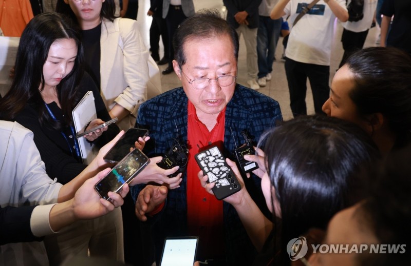 <b>홍준표</b> 하와이서 <b>귀국</b>…"새 정부, 정치보복 하지 말기를"