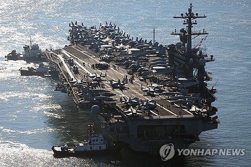 세계 최강 미군 항공모함  (부산=연합뉴스) 손형주 기자 = 미국의 핵(원자력) 추진 항공모함 칼빈슨함(CVN)이 부산작전기지에 입항하고 있다. 칼빈슨함은 니미츠급 원자력 추진 항공모함으로 길이 333m, 폭 76.
