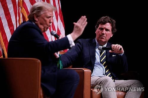 작년 10월 트럼프와 대담하는 터커 칼슨
[AFP 연합뉴스 자료사진 재판매 및 DB금지]