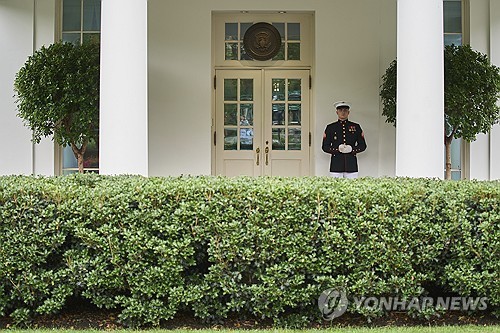 트럼프 대통령이 상황실 회의를 진행 중인 백악관 웨스트윙 입구
[워싱턴 AP=연합뉴스. 재판매 및 DB 금지]