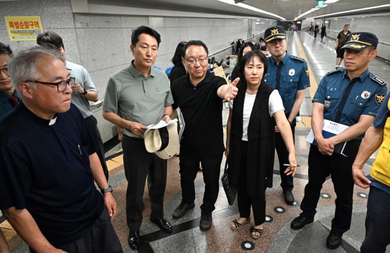 오세훈, <b>서울역</b> 일대 <b>안전</b> 취약지역 <b>점검</b>…CCTV도 확인