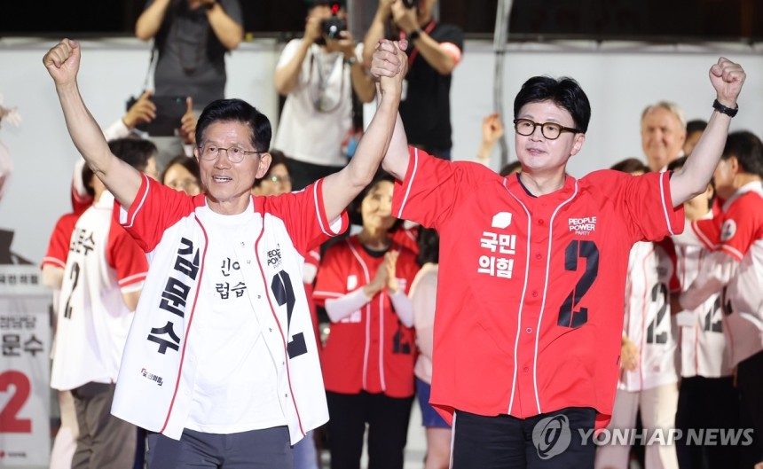 한동훈 전 대표 손 잡은 김문수 대선후보
(서울=연합뉴스) 박동주 기자 = 국민의힘 김문수 대선 후보가 2일 서울시청 앞 서울광장에서 열린 피날레 유세에서 한동훈 전 대표의 손을 잡고 지지를 호소하고 있다. 2025