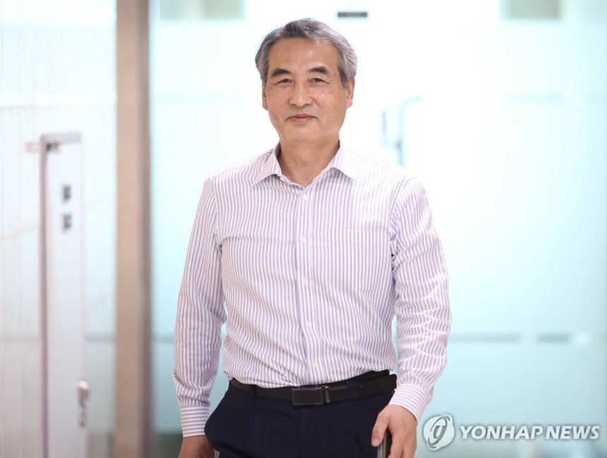 이동하는 '김건희 특검' 민중기
(서울=연합뉴스) 윤동진 기자 = 김건희 특검으로 지명된 민중기 전 서울중앙지방법원장이 13일 서울 서초동 사무실에서 나와 이동하고 있다. 2025.6.13 mon@yna.co.kr