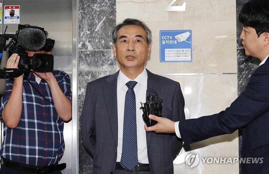 질문 답하는 민중기 특검
(서울=연합뉴스) 이진욱 기자 = 윤석열 전 대통령의 부인 김건희 여사 의혹을 수사할 민중기 특별검사가 17일 서울 서초구 사무실 앞에서 취재진의 질문에 답하고 있다. 2025.6.17 ci