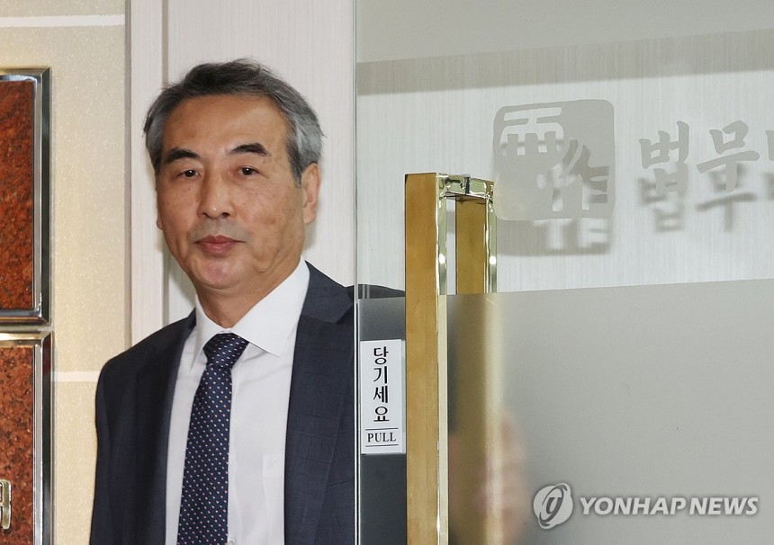 사무실 나서는 민중기 특검
(서울=연합뉴스) 이진욱 기자 = 윤석열 전 대통령의 부인 김건희 여사 의혹을 수사할 민중기 특별검사가 17일 서울 서초구 사무실을 나서고 있다. 2025.6.17 cityboy@yna.c