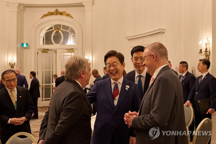 이재명 대통령 부부, G7 리셉션 참석
(서울=연합뉴스) 한상균 기자 = 이재명 대통령이 16일(현지시간) 캐나다 캘거리 한 호텔에서 열린 캐나다 앨버타 주수상 내외 주최 주요 7개국(G7) 정상회의 초청국 리셉션에
