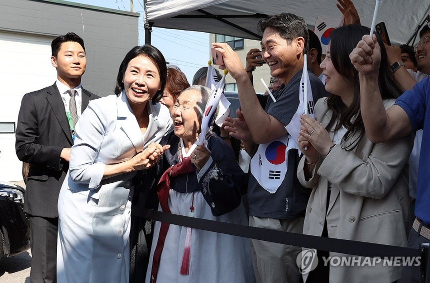 캐나다 동포 만난 김혜경 여사
(캘거리[캐나다]=연합뉴스) 한상균 기자 = G7 정상회의에 참석하는 이재명 대통령과 함께 캐나다를 방문한 김혜경 여사가 17일(현지시간) 캘거리 한인회관에서 캐나다 서부 동포사회와의 