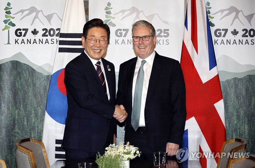 이재명 대통령, 한-영 정상회담
(캐내내스키스[캐나다]=연합뉴스) 홍해인 기자 = 이재명 대통령이 17일(현지시간) 캐나다 앨버타주 캐내내스키스 주요 7개국(G7) 정상회의장에서 키어 스타머 영국 총리와 한영 정상회