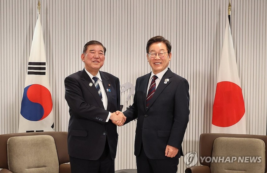 이재명 대통령, 이시바 일본 총리와 한일 정상회담
(캐내내스키스[캐나다]=연합뉴스) 홍해인 기자 = 이재명 대통령이 17일(현지시간) 캐나다 앨버타주 캐내내스키스 주요 7개국(G7) 정상회의장에서 열린 한일 정상회담