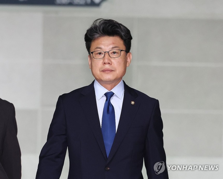 추경 관련 회의 참석하는 진성준 정책위의장
(서울=연합뉴스) 김주형 기자 = 더불어민주당 진성준 정책위의장이 18일 서울 여의도 국회 의원회관에서 대통령실과 정부, 여당 등이 함께하는 추경안 관련 회의에 참석하기 위