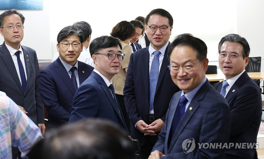 추경 관련해 모인 당정대
(서울=연합뉴스) 김주형 기자 = 대통령실 김용범 정책실장(오른쪽)과 더불어민주당 허영 원내정책수석부대표(오른쪽 두번째) 등이 18일 서울 여의도 국회 의원회관에서 대통령실과 정부, 여당 등