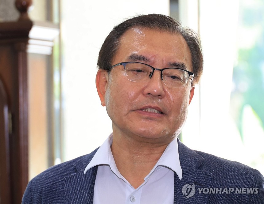 기자 질문에 답하는 이명현 특별검사
(서울=연합뉴스) 최재구 기자 = 순직 해병 수사 방해 의혹 사건을 수사하는 이명현 특별검사가 18일 서울 서초구 자신의 사무실에 출근하며 기자의 질문에 답하고 있다. 2025.6