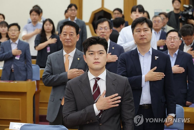 국민의례하는 <b>김용태</b> 비대위원장