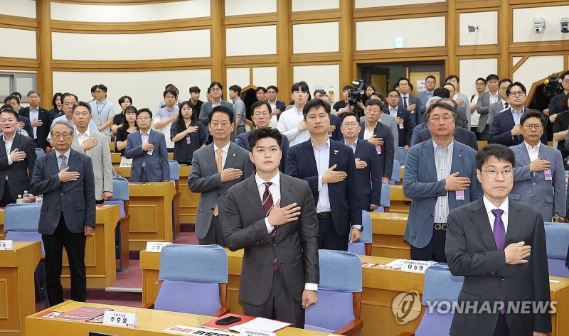 국민의례하는 <b>김용태</b> 비대위원장