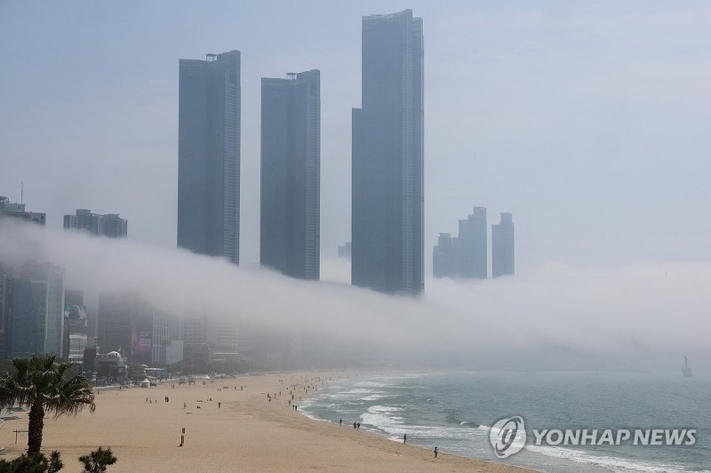 <b>해무</b> 낀 해운대해수욕장