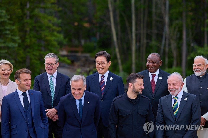 이재명 대통령, G7 및 초청국 정상 기념촬영
(캐내내스키스[캐나다]=연합뉴스) 홍해인 기자 = 이재명 대통령(뒷줄 가운데)이 17일(현지시간) 캐나다 앨버타주 캐내내스키스 주요 7개국(G7) 정상회의장에서 G7 및