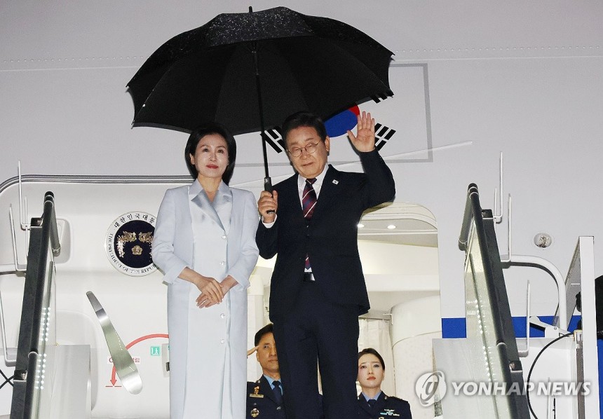 이재명 대통령, G7 일정 마치고 귀국길
(캘거리=연합뉴스) 한상균 기자 = 이재명 대통령과 김혜경 여사가 17일(현지시간) 51차 주요 7개국(G7) 정상회의 일정을 마치고 캐나다 캘거리국제공항에서 귀국하며 공군 