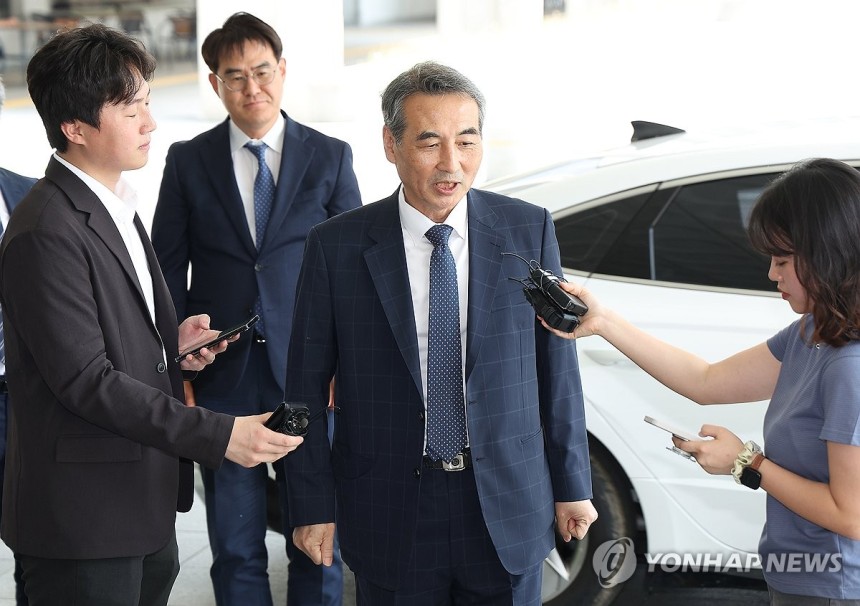 서울고검장 면담 위해 고검 향하는 민중기 특검
(서울=연합뉴스) 김성민 기자 = 윤석열 전 대통령의 부인 김건희 여사에 대한 의혹을 수사할 민중기 특별검사가 박세현 서울고등검찰청장 면담을 위해 18일 서울 서초구 서