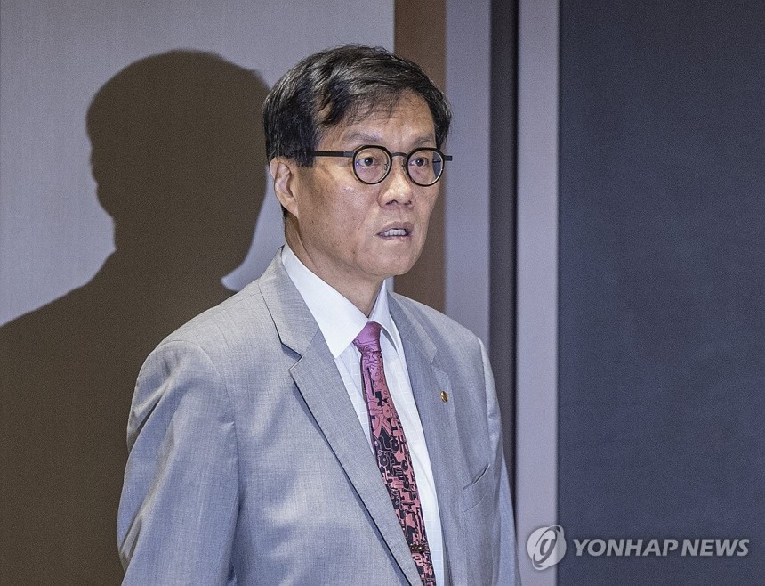 상반기 물가 설명회 입장하는 이창용 한국은행 총재
(서울=연합뉴스) 황광모 기자 = 이창용 한국은행 총재가 18일 서울 중구 한국은행 별관에서 '가공식품, 주거비 등 생활물가 평가와  향후 주요물가 동인 점검'을 주