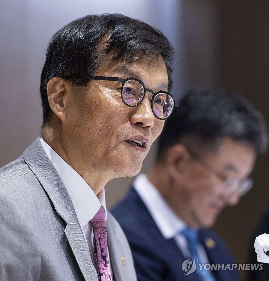 물가 관련 질문에 답하는 이창용 한은 총재
(서울=연합뉴스) 황광모 기자 = 이창용 한국은행 총재가 18일 서울 중구 한국은행 별관에서 '가공식품, 주거비 등 생활물가 평가와  향후 주요물가 동인 점검'을 주제로 열