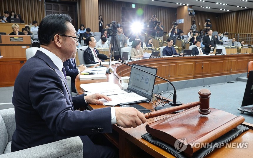 의사봉 두드리는 이종배 위원장
(서울=연합뉴스) 김주형 기자 = 18일 국회에서 열린 국무총리 임명 동의에 관한 인사청문특별위원회 회의에서 국민의힘 소속 이종배 위원장이 의사봉을 두드리고 있다. 2025.6.18 k