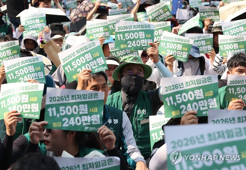 <b>최저임금 인상</b> 요구 외침