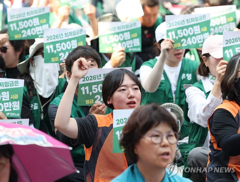 <b>최저임금 인상 요구</b> 외침