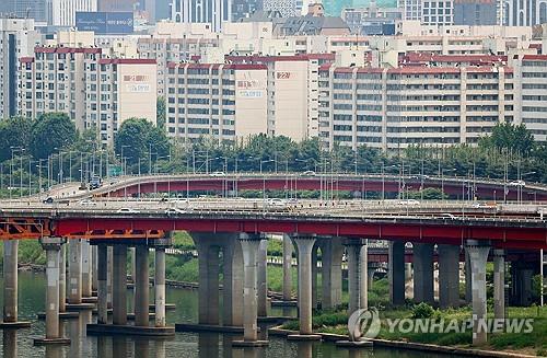 서울 성동구 달맞이공원에서 바라본 강남구 압구정동 아파트의 모습
[연합뉴스 자료사진]