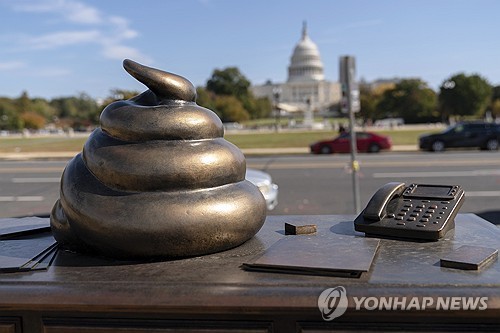 미국 연방의회 의사당 근처에 설치된 풍자 조형물
지난해 10월 26일(현지시간) 미국 워싱턴DC 연방의회 의사당 건너편에 똥 모형의 황동색 조형물이 설치돼 있다. [AP 연합뉴스 자료사진. 재배포 및 DB 금지]