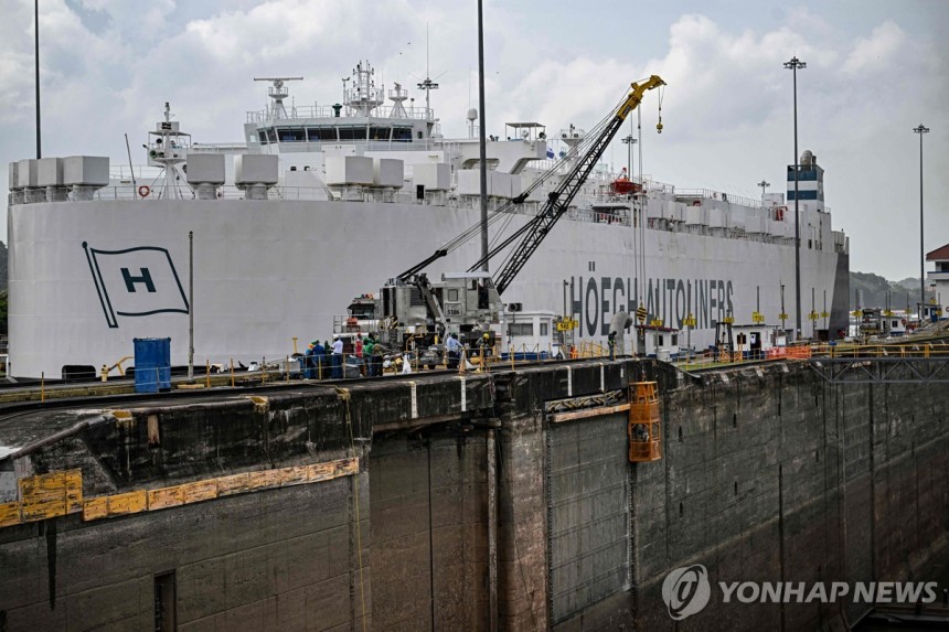 지난달 30일(현지시간) 파나마 운하 통과하는 선박
[AFP 연합뉴스 자료사진. 재판매 및 DB 금지]
