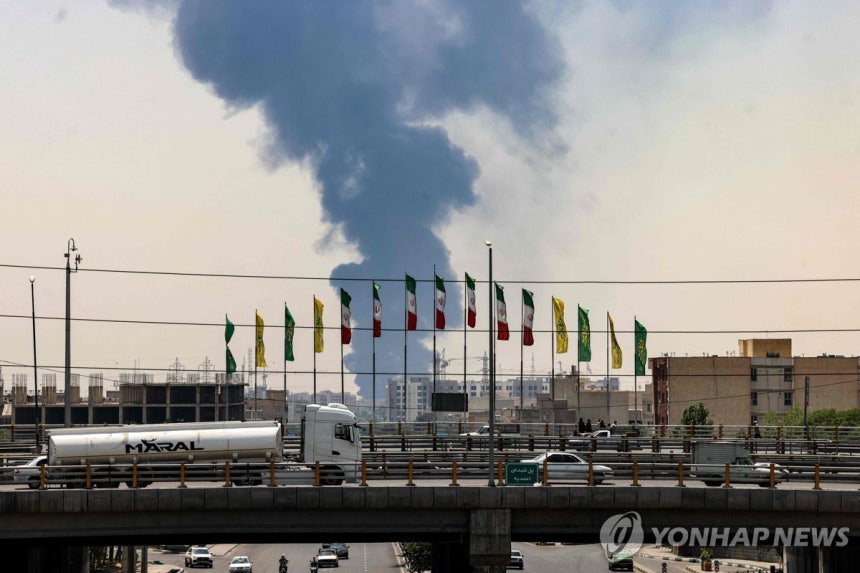 폭격당한 테헤란 인근 정유시설
[AFP 연합뉴스 자료사진 재판매 및 DB 금지]
