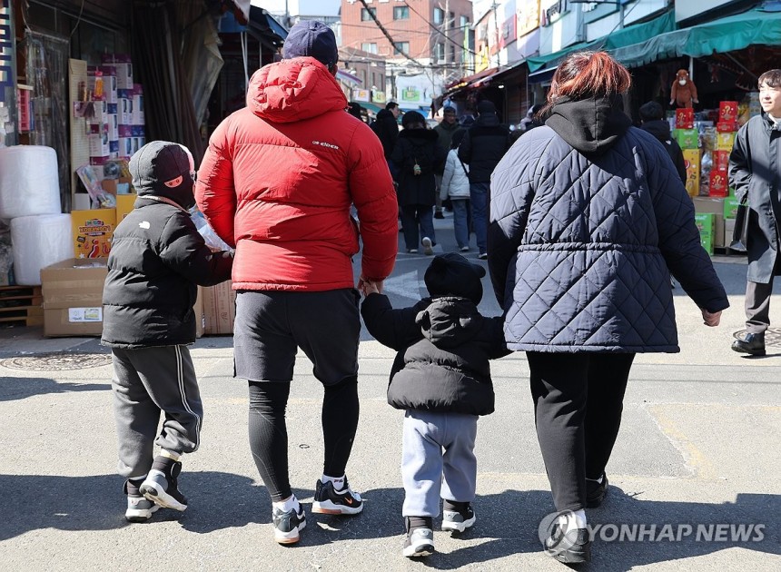 맞벌이부부 합산 최대 3년 육아휴직 사용 가능하다
    사진은 23일 서울 시내에서 이동하는 가족의 모습. 2025.2.23 hwayoung7@yna.co.kr