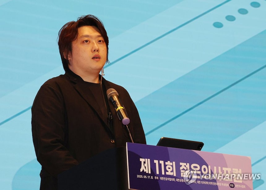 개회사 하는 박단 비대위원장
(서울=연합뉴스) 이진욱 기자 = 17일 서울 강남구 삼성동 코엑스에서 열린 제11회 젊은의사포럼에서 박단 대한전공의협의회 비상대책위원장이 개회사를 하고 있다. 2025.5.17 city