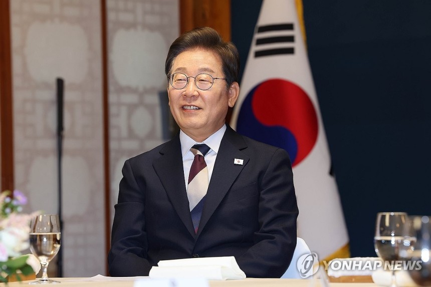 제21대 대통령 취임 기념 오찬 참석한 이재명 대통령
(서울=연합뉴스) 이재명 대통령이 4일 서울 여의도 국회 사랑재에서 열린 제21대 대통령 취임 기념 오찬에 참석해 있다. 2025.6.4 [국회사진기자단] pho