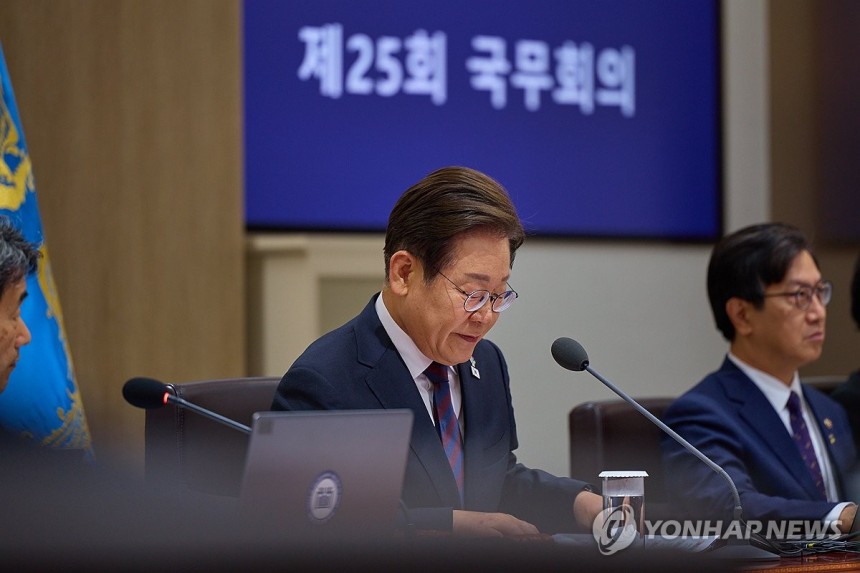 이재명 대통령, 국무회의 주재
(서울=연합뉴스) 한상균 기자 = 이재명 대통령이 10일 서울 용산 대통령실에서 국무회의를 주재하고 있다. 2025.6.10 [대통령실 제공. 재판매 및 DB 금지] photo@yna.