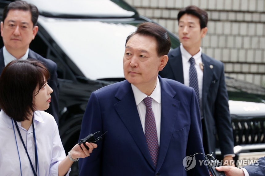 내란혐의 7차 공판 출석하는 윤 전 대통령 (서울=연합뉴스) 윤석열 전 대통령이 16일 서울 서초구 서울중앙지방법원에서 열린 내란 우두머리 혐의·직권남용 권리행사 방해 혐의 사건 7차 공판에 출석하고 있다. 윤 전